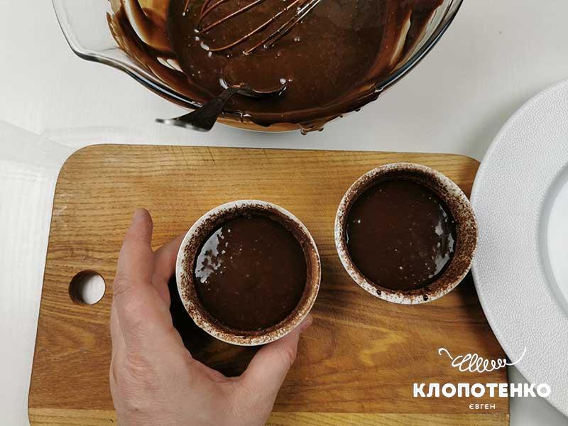 заливаємо тісто у форми