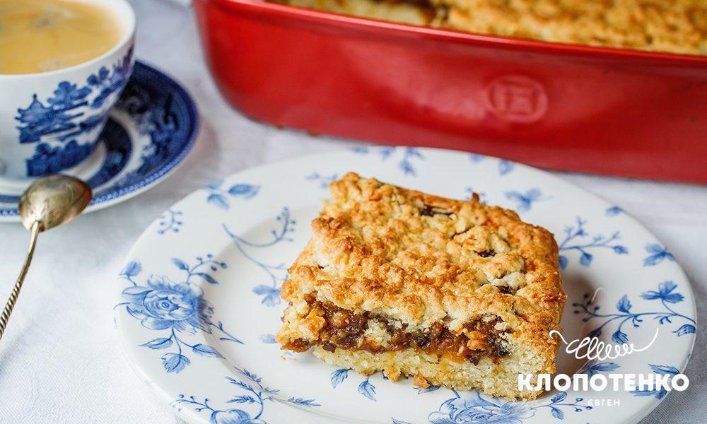 Тертий різдвяний пиріг з сухофруктами