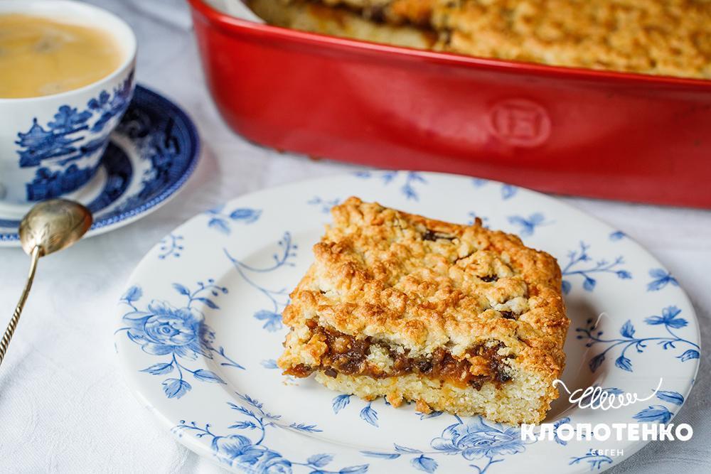 Тертий різдвяний пиріг з сухофруктами