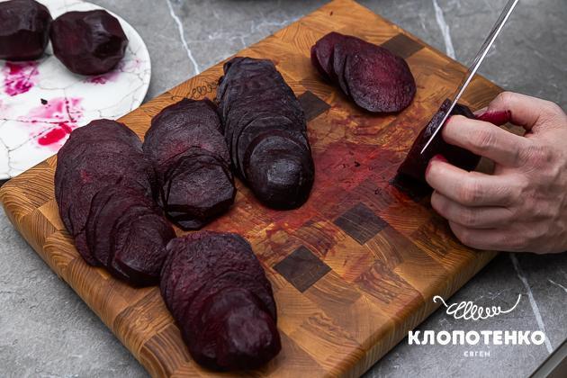 Буряк нарізається кружальцями