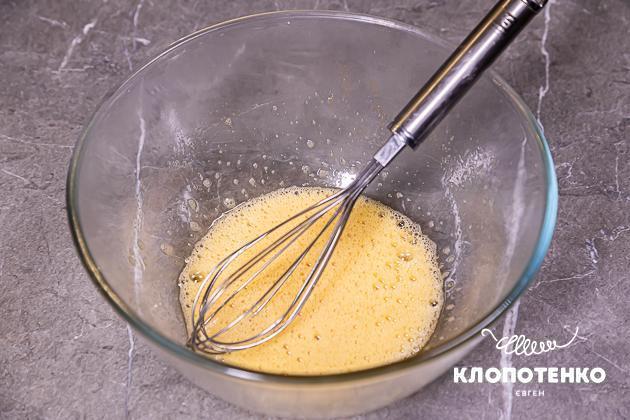 Яйця збиваються з цукром