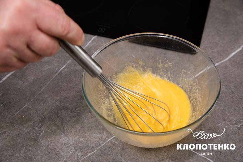 яйця змішуються з цукром