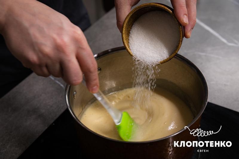 Розтопіть масло з медом