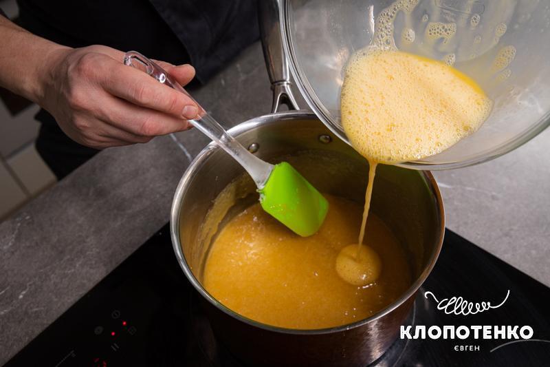 Влийте в суміш яйця