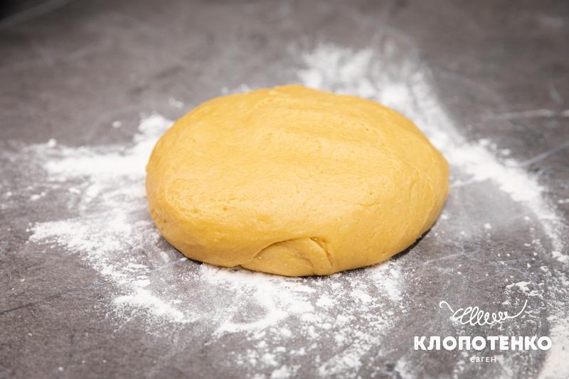 Замісіть однорідне тісто