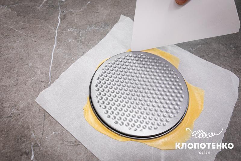 Розкачайте коржі та виріжте їх