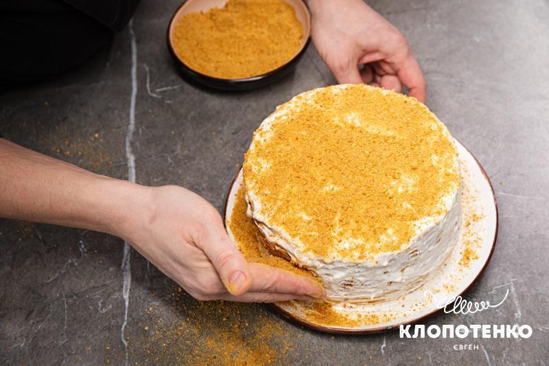 Притрусіть торт крихтою