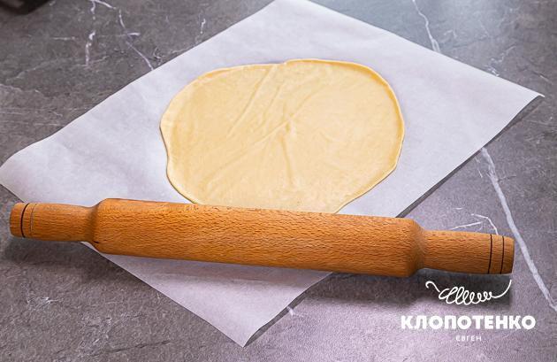 Розкачайте і випечіть коржі