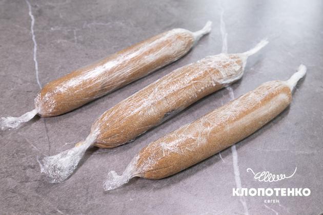 Сформуйте ковбаски з тіста