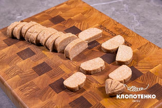 Наріжте ковбаски на печиво