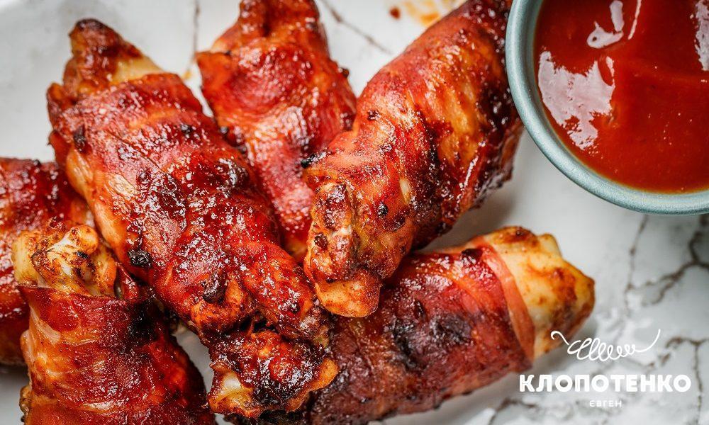 Запечені курячі крильця з беконом