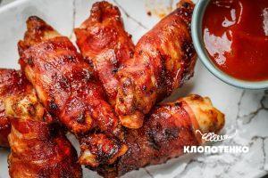 Запечені курячі крильця з беконом