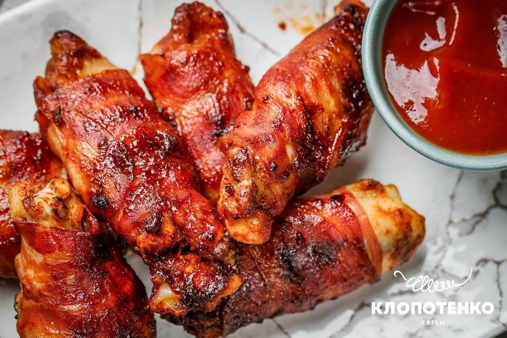 Запечені курячі крильця з беконом