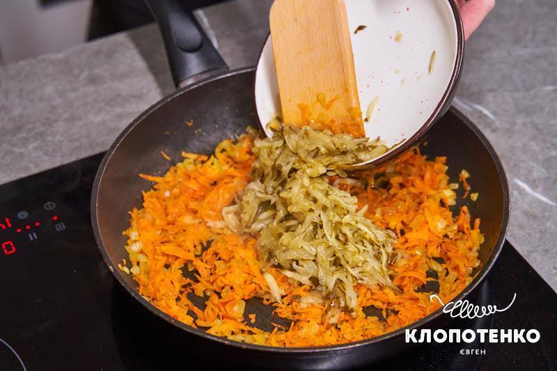 готується засмажка для розсольника