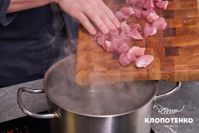 Свинину відправляють варитися