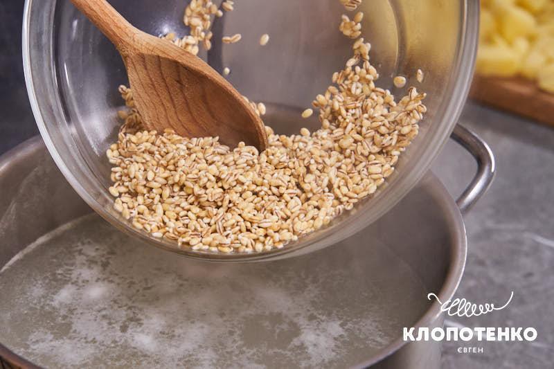в каструлю додають перловку