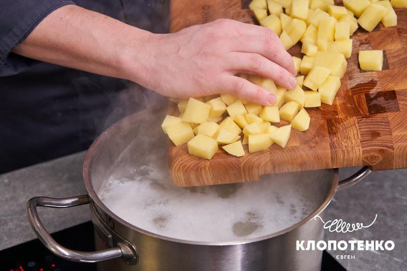 Картоплю додають в розсольник