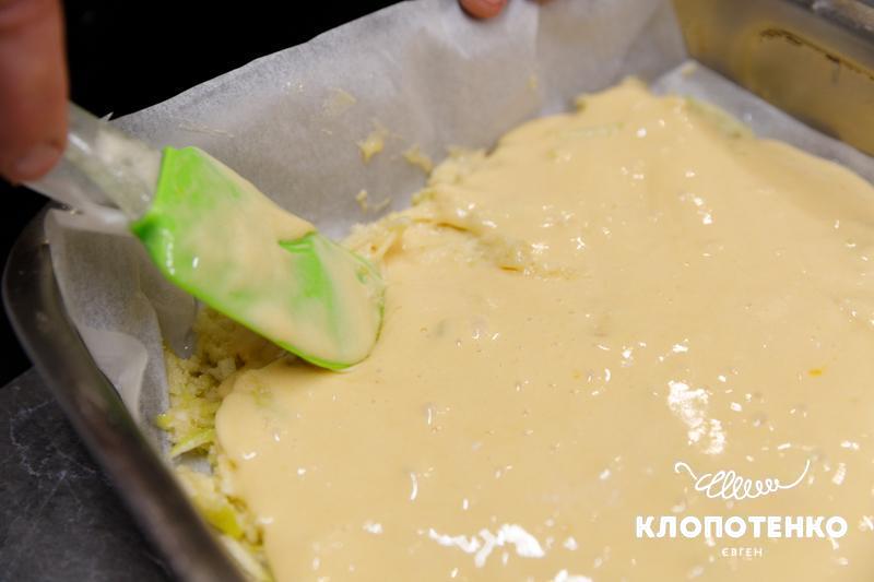 Поверх яблук викладається шар бісквітного тіста