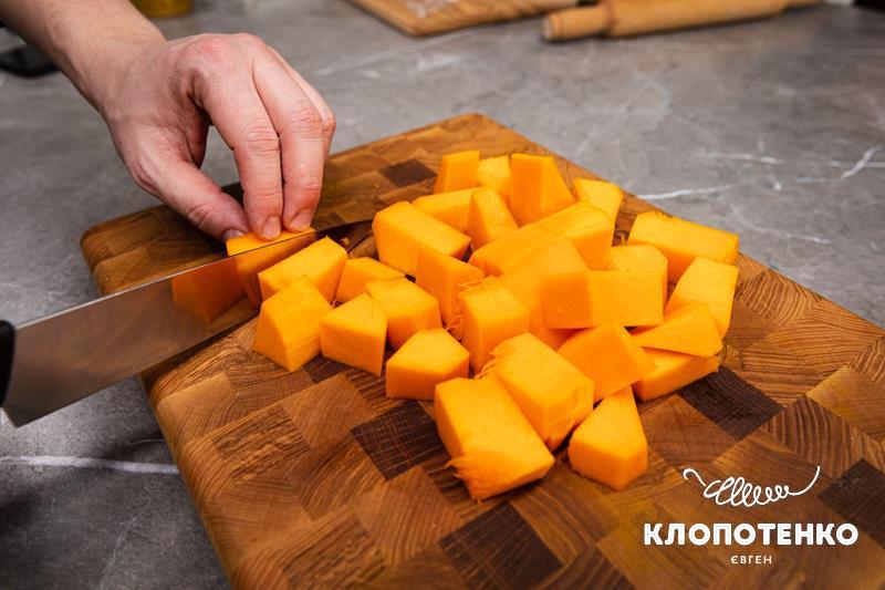 гарбуз нарізають кубиками