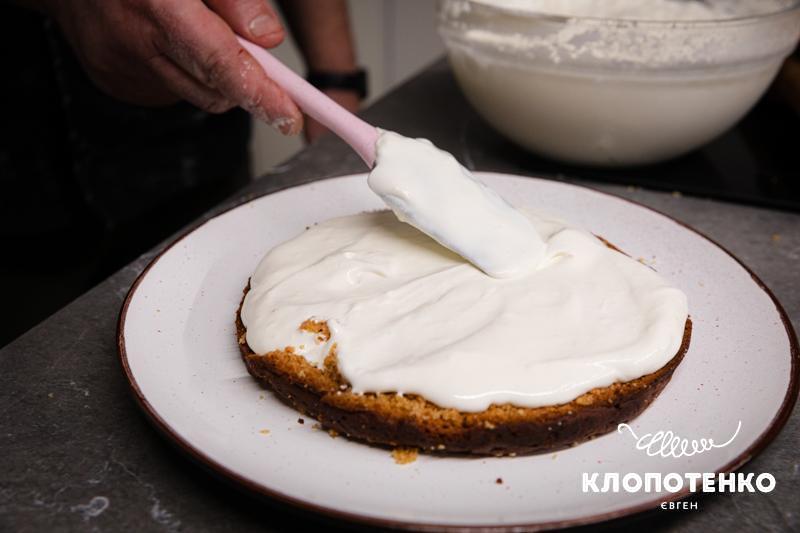 коржі для медівника перемащуються кремом