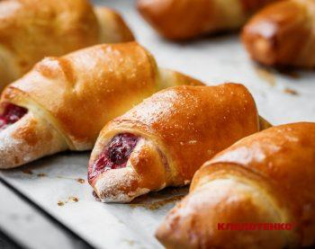 Рогалики з вишнею