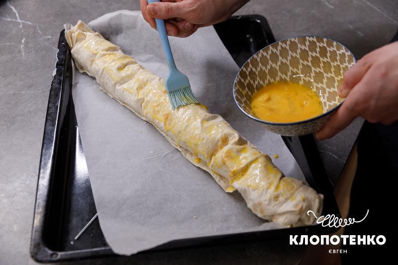 Змастіть штрудель яйцем