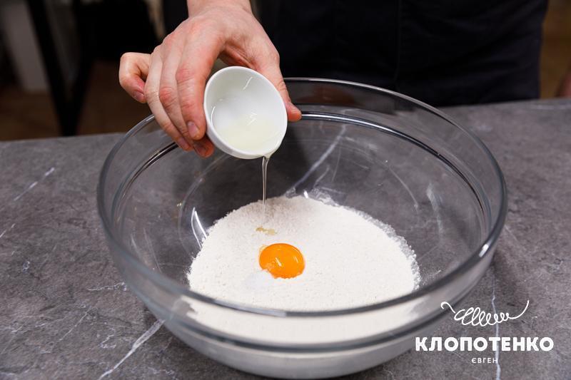 Змішайте інгредієнти для тіста