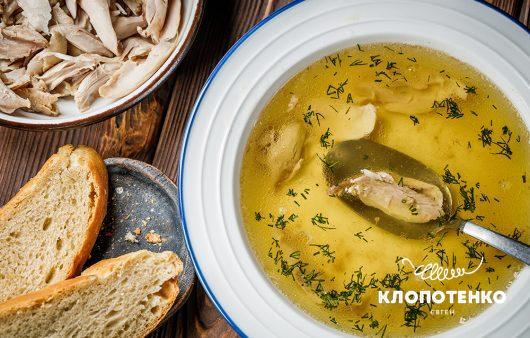 Курячий бульйон з гомілок