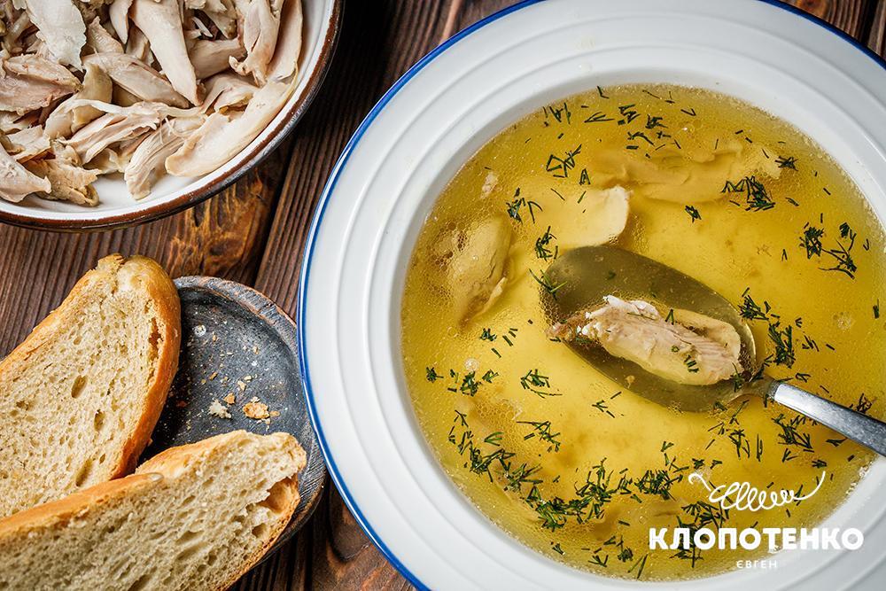 Курячий бульйон з гомілок