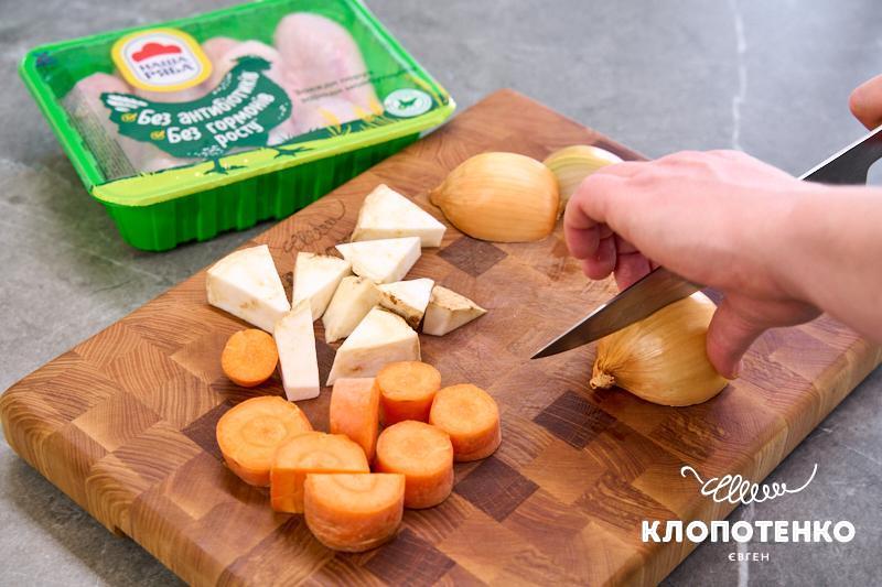 Підготовка овочів для бульйону