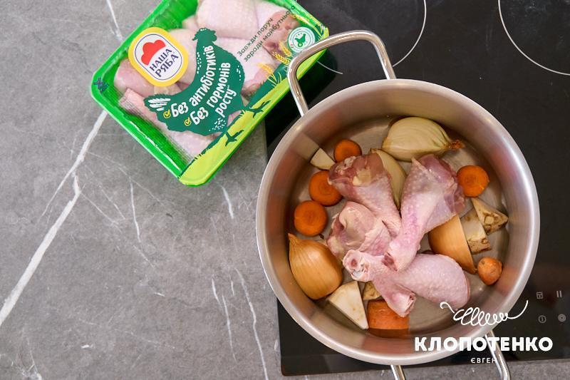 Викладаємо інгредієнти в каструлю