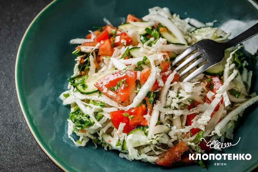 Салат з пекінської капусти, огірків і помідорів