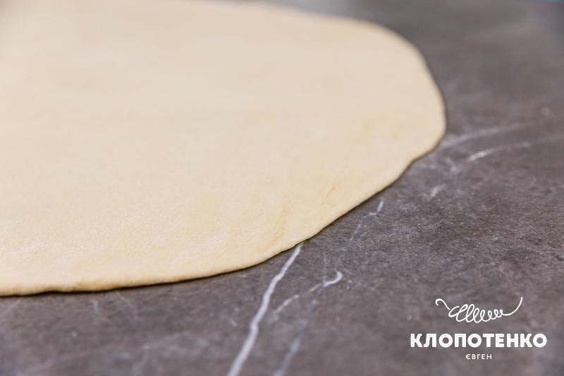 Розкачайте тісто