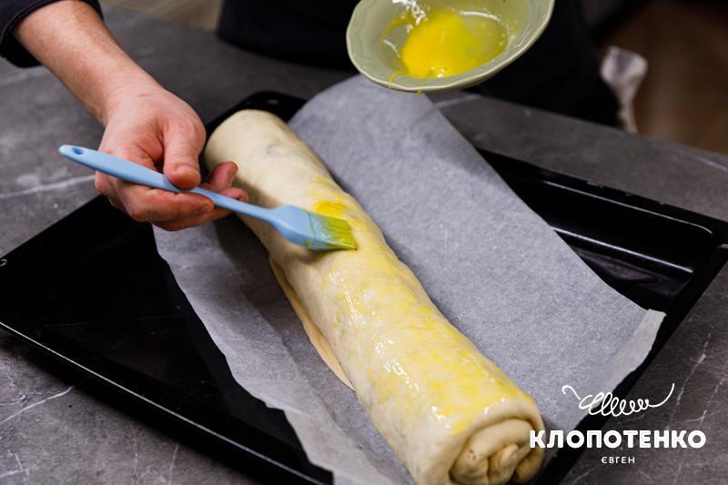 Змажте яйцем і випікайте