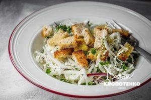 Салат з пекінською капустою та сухариками