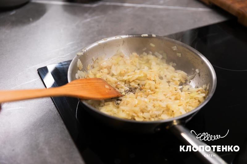 Цибуля обсмажується