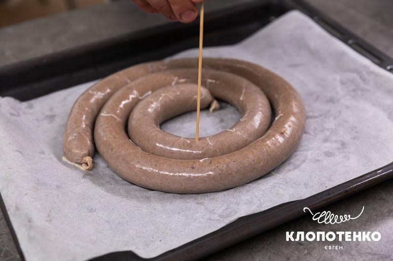 Ковбаску проколюють шпажкою