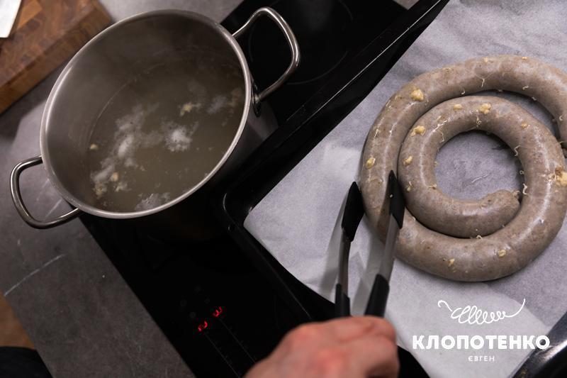 Ковбасу викладають запікатися