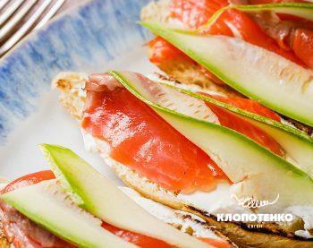 брускета з лососем