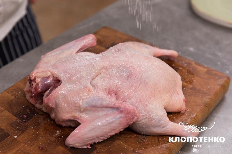 натріть качку спеціями