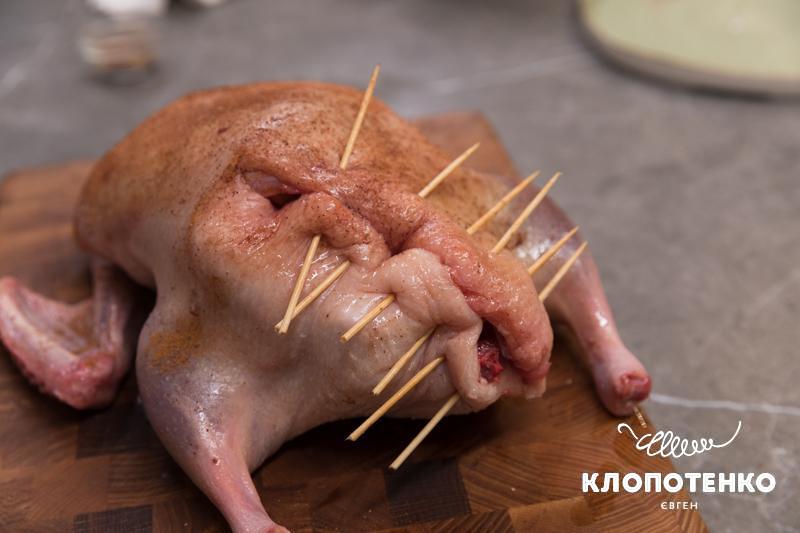 закріпіть качку зубочистками