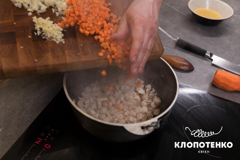 Додайте овочі до курки