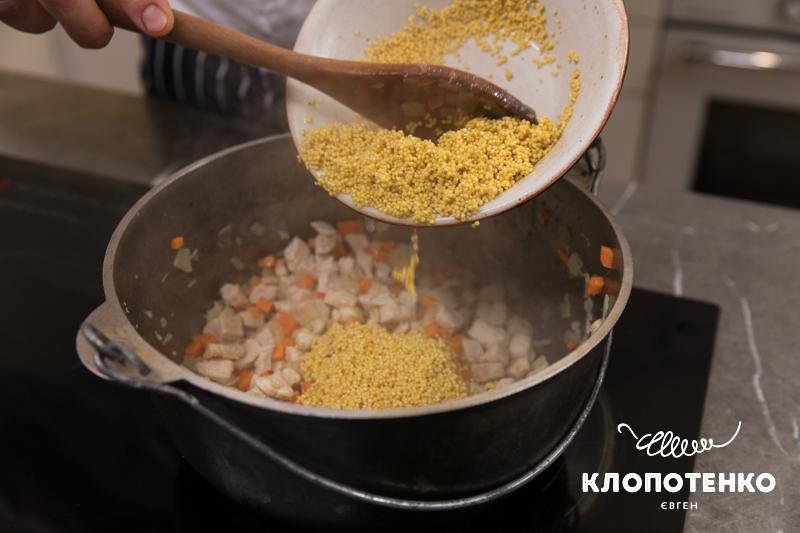 Додайте пшоно до курки
