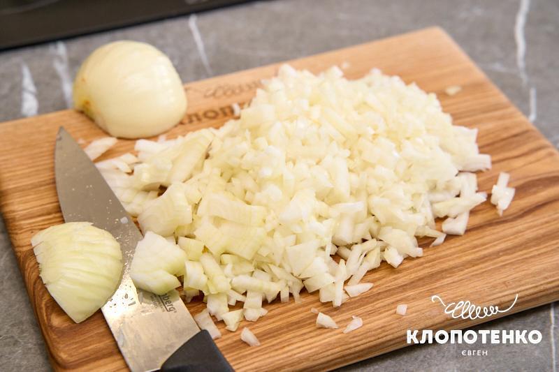 Цибуля мілко нарізається