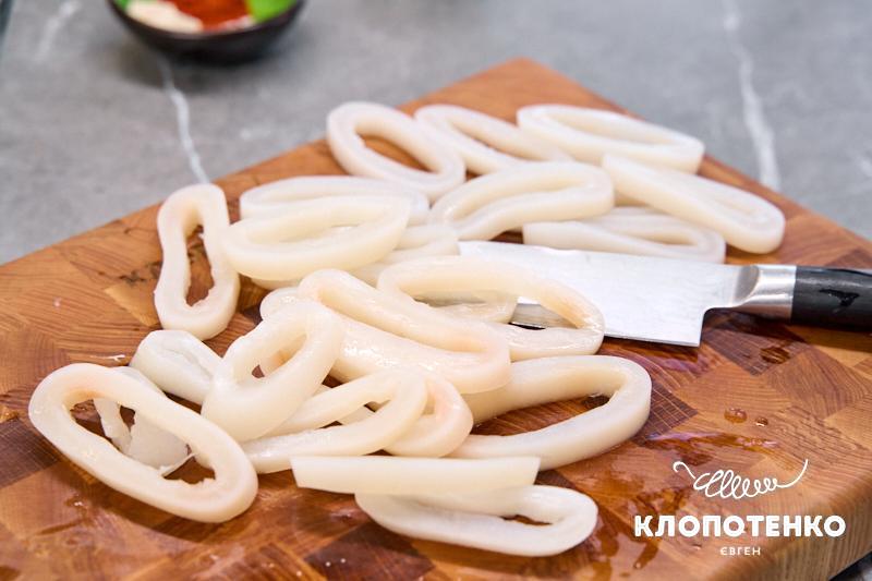 Кальмар нарізали кільцями