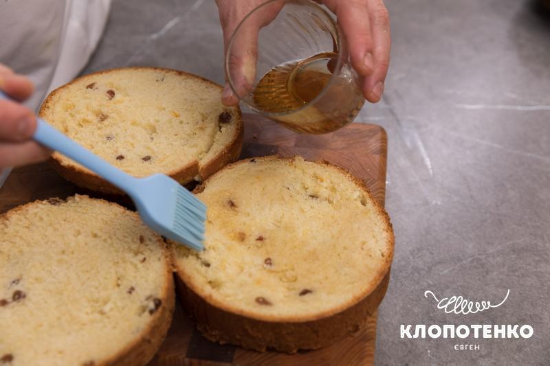 Змастіть паску сиропом