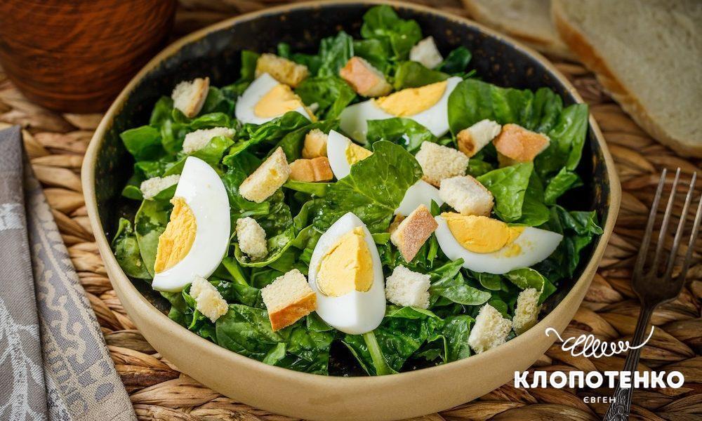 Легкий салат зі свіжого шпинату