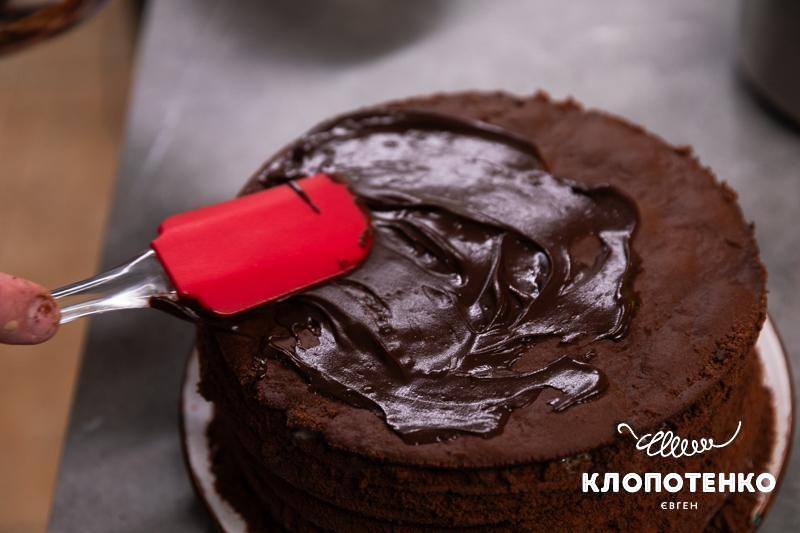 Змажте торт глазурʼю