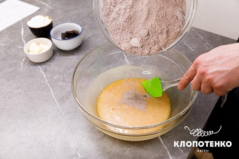 Змішайте яєчно-масляну суміш з борошняною