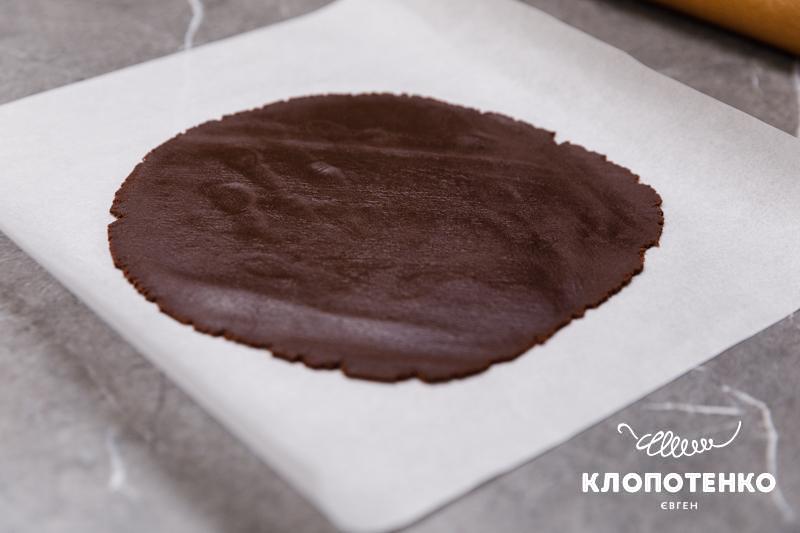 Розкачуйте коржі та випікайте їх